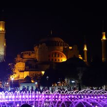 広場の噴水越しに見るライトアップされたアヤソフィア