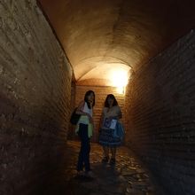 ２F部分にはこのスロープを登っていきます。