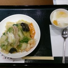 あんかけ焼きそば？ハーフサイズと杏仁豆腐