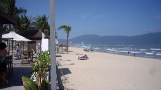 静かなビーチでのんびりと