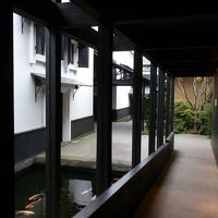 桝一客殿の館内。白壁の蔵と黒の柱、対称的な構図だ。