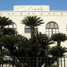 白亜の洋館と言った感じです