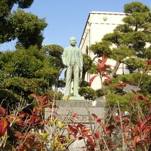玄関前の庭園にある鎌田勝太郎像