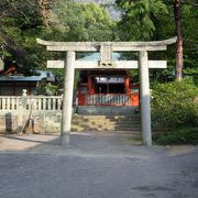 白峰山の西麓にある国宝の神社です