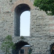 ふもとが駐車場になっていた