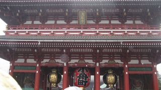 綺麗で大きな浅草寺の正門