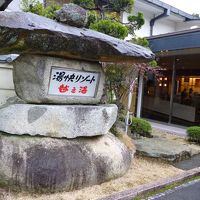 立派な石燈籠がお出迎え