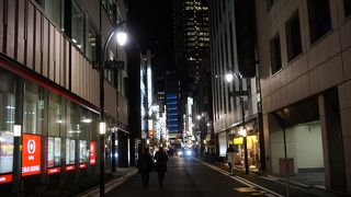 お万の方を祀る神社がこの通り沿い