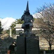 熊本城を守るように座る『加藤清正公像』