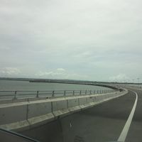 サヌールへ向かうハイウェイ