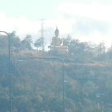 対岸に見えるワット・プーサラオ