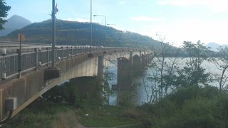 ラオス国内で唯一メコン川に架かる橋