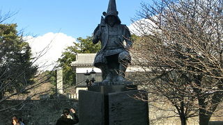 熊本城を守るように座る『加藤清正公像』