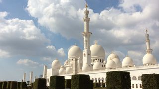 白く輝く大理石のモスクにうっとり…。