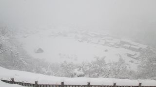 雪が降り、周囲は真っ白でした。