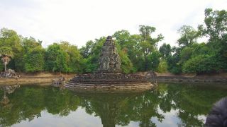 特徴あるが比較的小規模な寺院