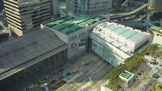 タクシーも多く、空港からの移動も便利。