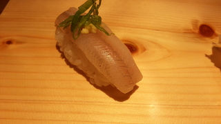 ちょこっと寿司をつまんでいく？