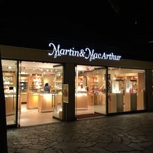 マーティン ＆ マッカーサー (ヒルトン ハワイアン ビレッジ店)