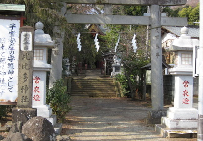 大山街道沿いに位置する安産の神社