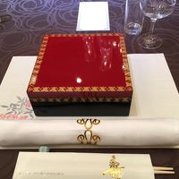 和食の御祝肴（季節の物盛り合わせ、穴子押し寿司）