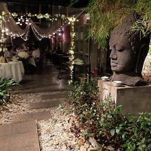 インドネシア風のインテリア。中華料理屋とは思えません。