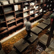 ２階席に行く階段から見下ろした、水が流れる１階通路。