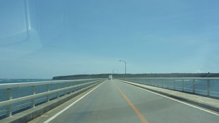 来間島の展望台から、来間大橋 と宮古島を眺められます！