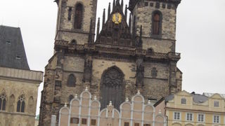 入り口がわかりずらいゴシック式教会