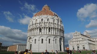 イタリアで初めて見る形の建物