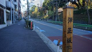 青山通りをまたいでいて