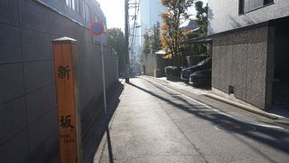 坂の向こうには東京ミッドタウンのビル