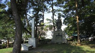 長浜城を含む公園。