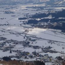 ゲレンデから石打の街並みを望む
