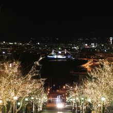 ライトアップが美しい八幡坂