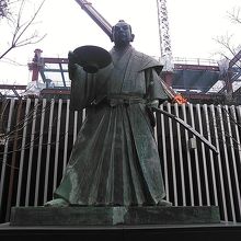 博多口側広場の隅っこにあります。