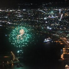 海上では花火も！