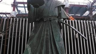 ちょっとかわいそうな銅像