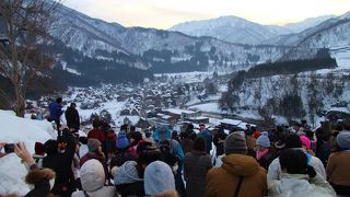 合掌造り集落を一望できる展望台