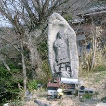 ケーブルと並行している山道脇の（役の行者）の石像