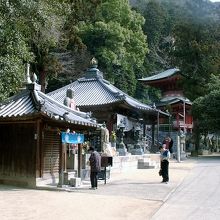 手前が大師堂、奥が多宝塔です