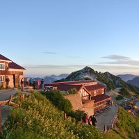 燕山荘に朝日があたる