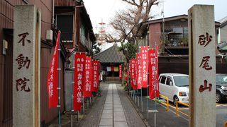 住宅地の中の細い路地の奥に・・・