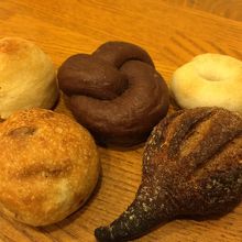 遊び心満載♪ 生地の端で作った小さな飾りパン。