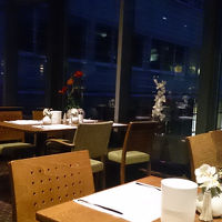 朝食ﾚｽﾄﾗﾝ。朝7時頃、まだ薄暗い。