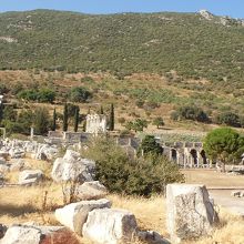 アゴラ一帯。正面奥には図書館。左端はテラスハウスの展示館屋根