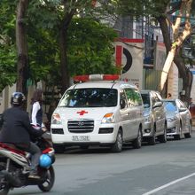 市場の近くにでベトナムの救急車発見