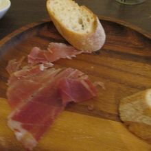 生ハムはその場で切り出してくれます。