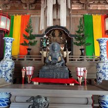 「仏殿」の「千手観音菩薩像」と「釈迦苦行像」