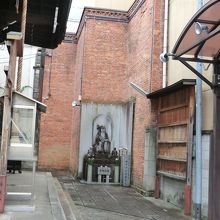 境内にはこんな古い赤レンガの壁もあります。